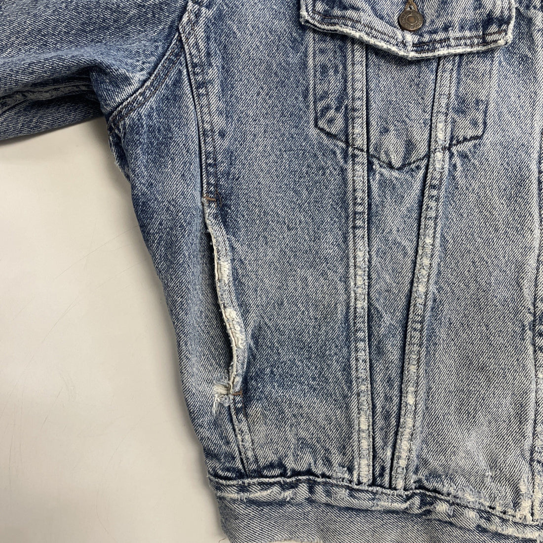 Vintage Levi's Denim Trucker Jacket Size Large Western Aztec Lined Distressed